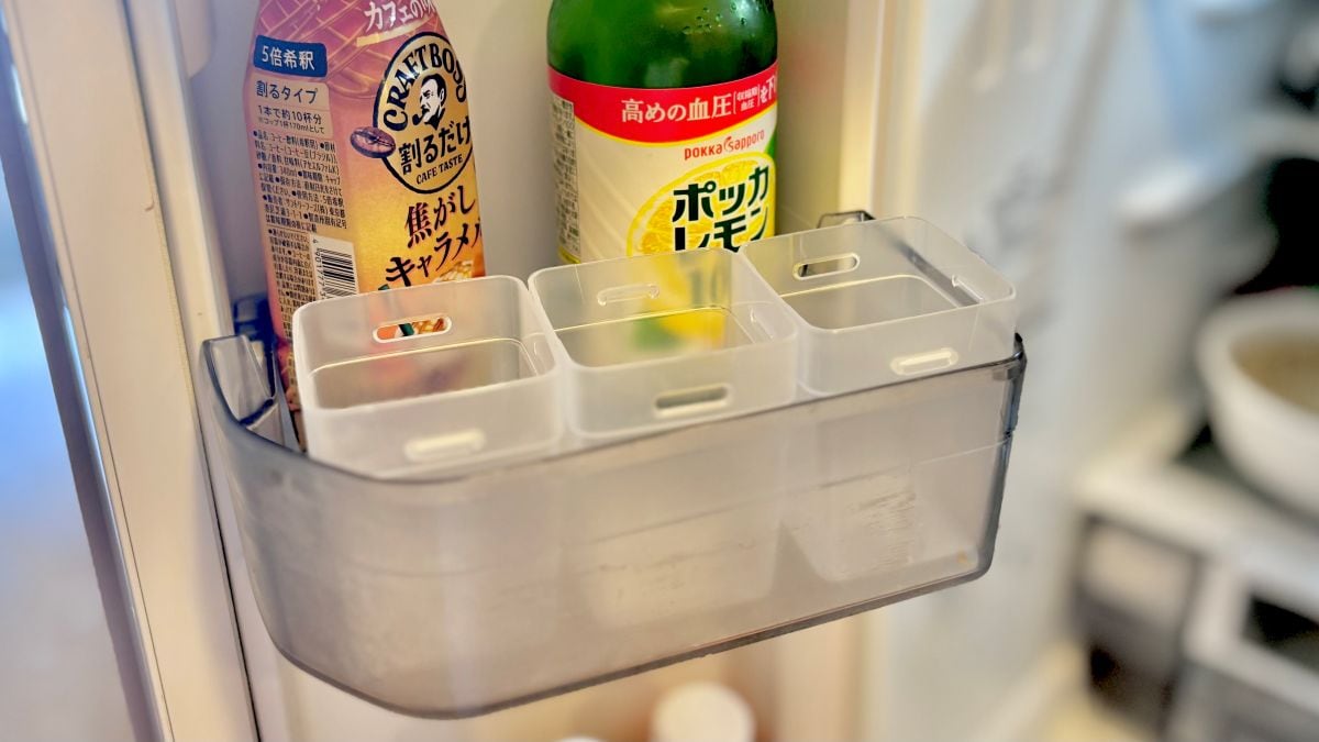セリアの「くつした整理カップ」を冷蔵庫に使ってみた!小物が倒れないすっきり収納術