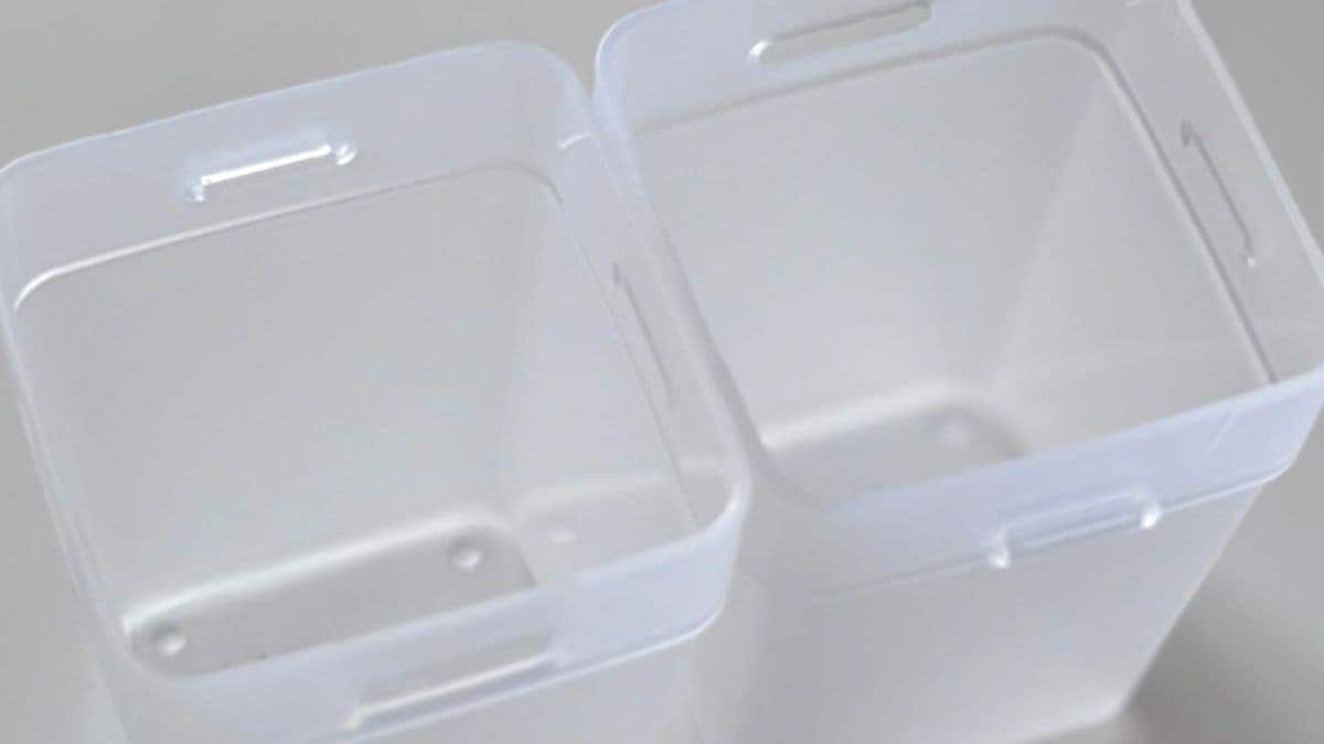 セリアの「くつした整理カップ」を冷蔵庫に使ってみた!小物が倒れないすっきり収納術