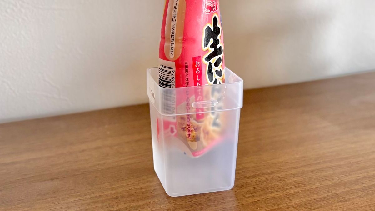 セリアの「くつした整理カップ」を冷蔵庫に使ってみた!小物が倒れないすっきり収納術