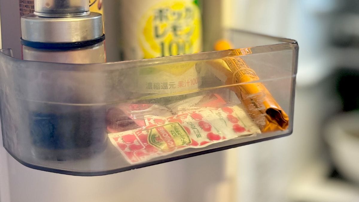 セリアの「くつした整理カップ」を冷蔵庫に使ってみた!小物が倒れないすっきり収納術