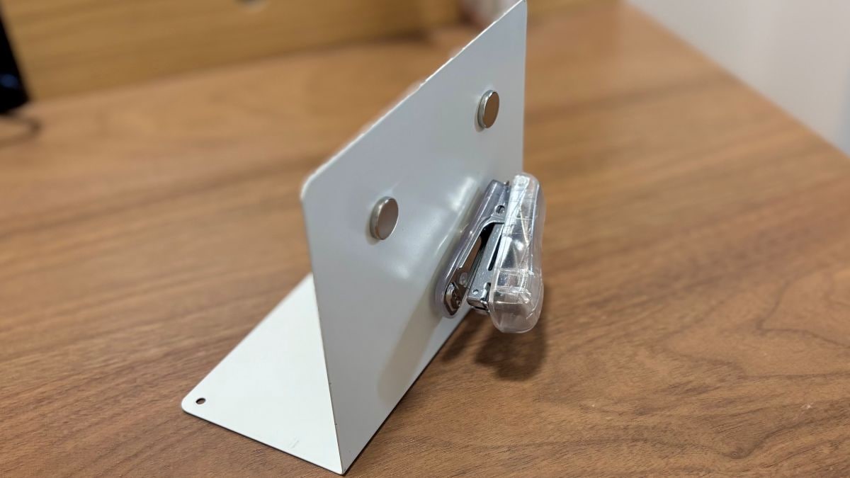 ダイソーの「ブックエンド」と「強力マグネット」を組み合わせて浮かせる収納を試してみた!