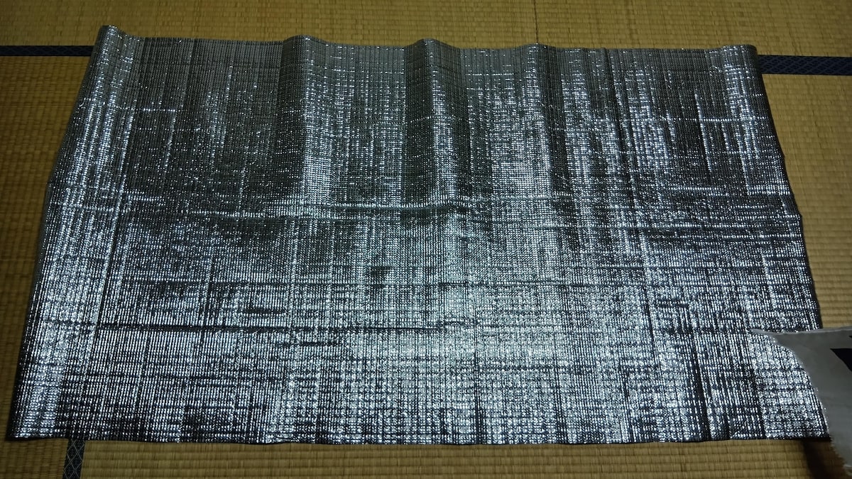 【ダイソー】100円の「アルミシート」が遮熱・断熱に大活躍！賃貸でも手軽にできる窓の暑さ対策