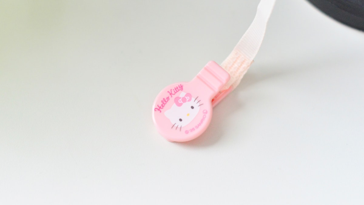 【100均】帽子クリップ6選|帽子が飛ばない!おしゃれなものや子供用も紹介