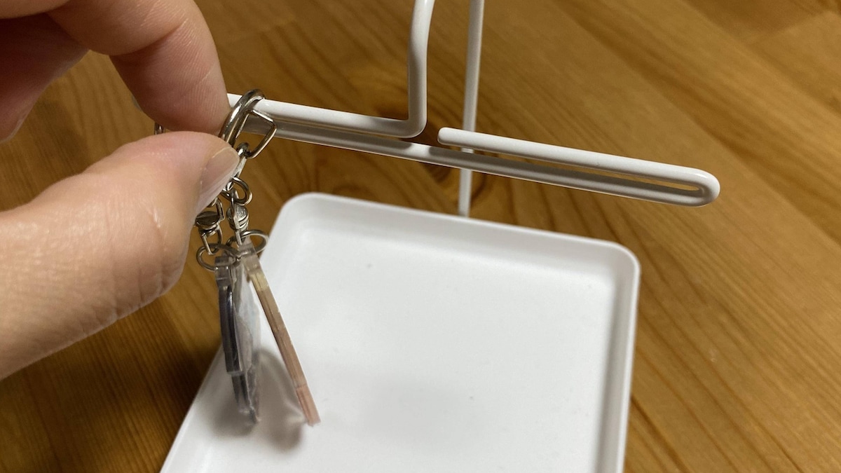 【ダイソー】110円の「ピアススタンド」がまさかの大活躍!行き場を失った子どものキーホルダーをすっきり飾るディプレイ術