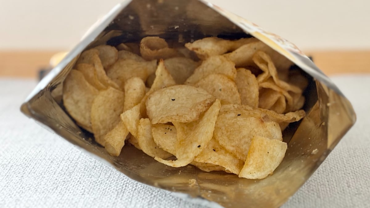 ポテチなのに「米のおかずになる系」!?【ファミマ限定】商品がハマる味