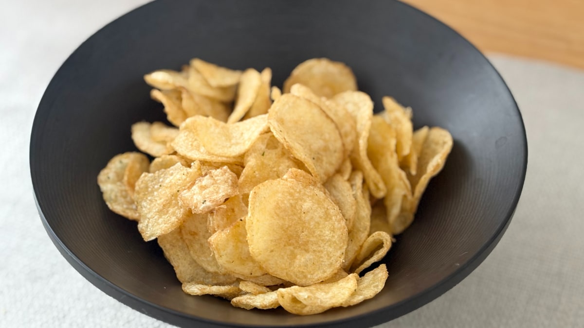 ポテチなのに「米のおかずになる系」!?【ファミマ限定】商品がハマる味