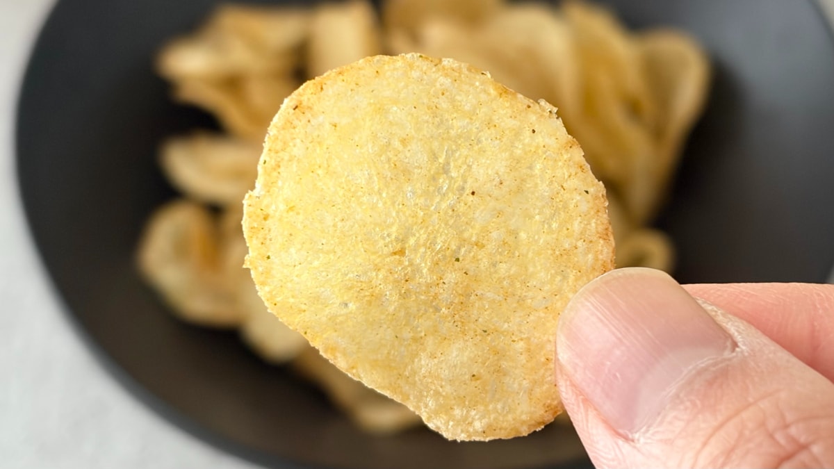 ポテチなのに「米のおかずになる系」!?【ファミマ限定】商品がハマる味