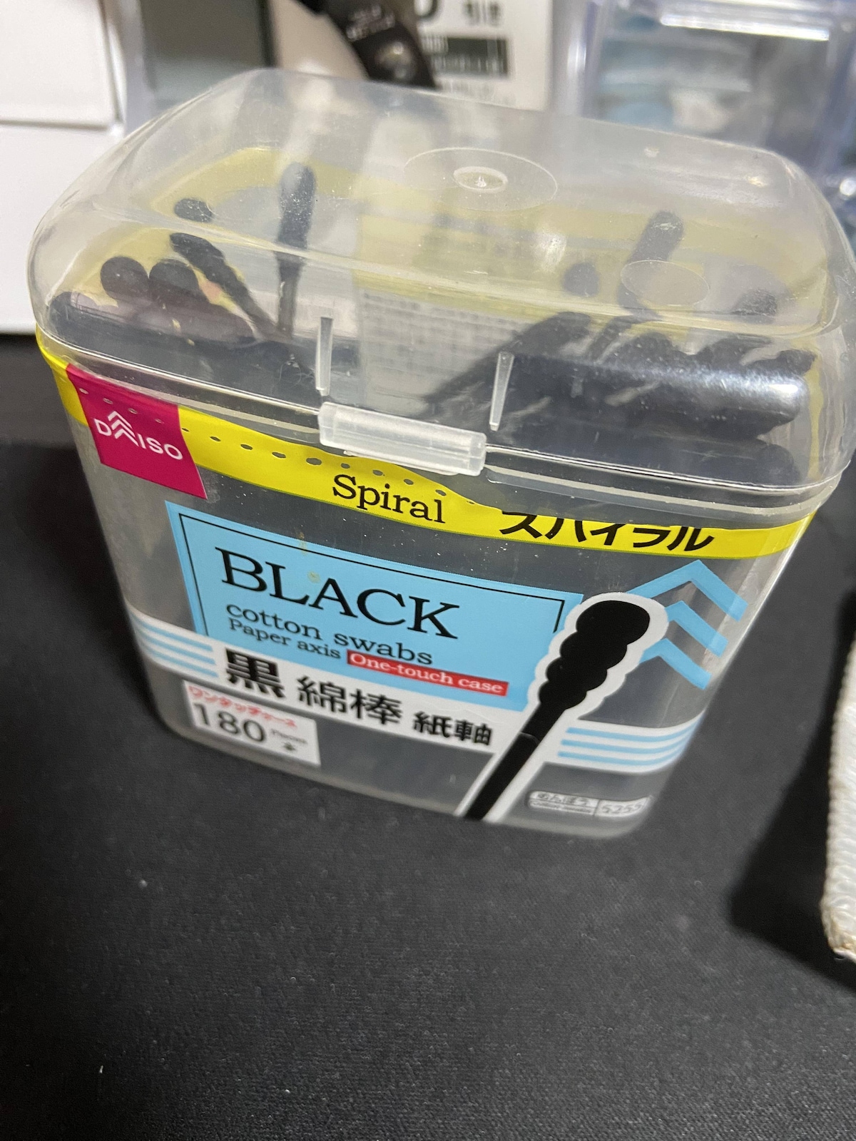 ダイソーの「黒 綿棒 紙軸(スパイラル)」（110円／180本入り）
