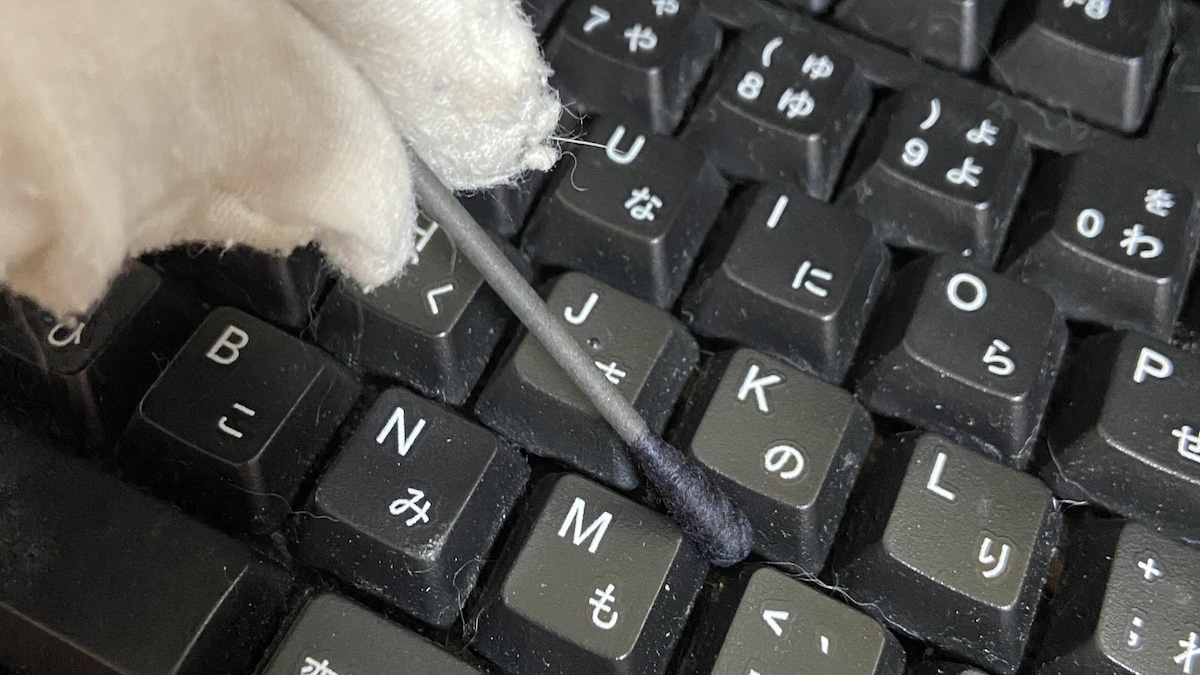 【ダイソー】110円の「黒綿棒」がPC掃除の救世主に!キーボードのホコリを絡めとる意外な活用法