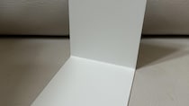 【セリア】110円の「ブックエンド」が洗面台で大活躍！磁石がつかない壁面をマグネット収納にする画期的アイデア