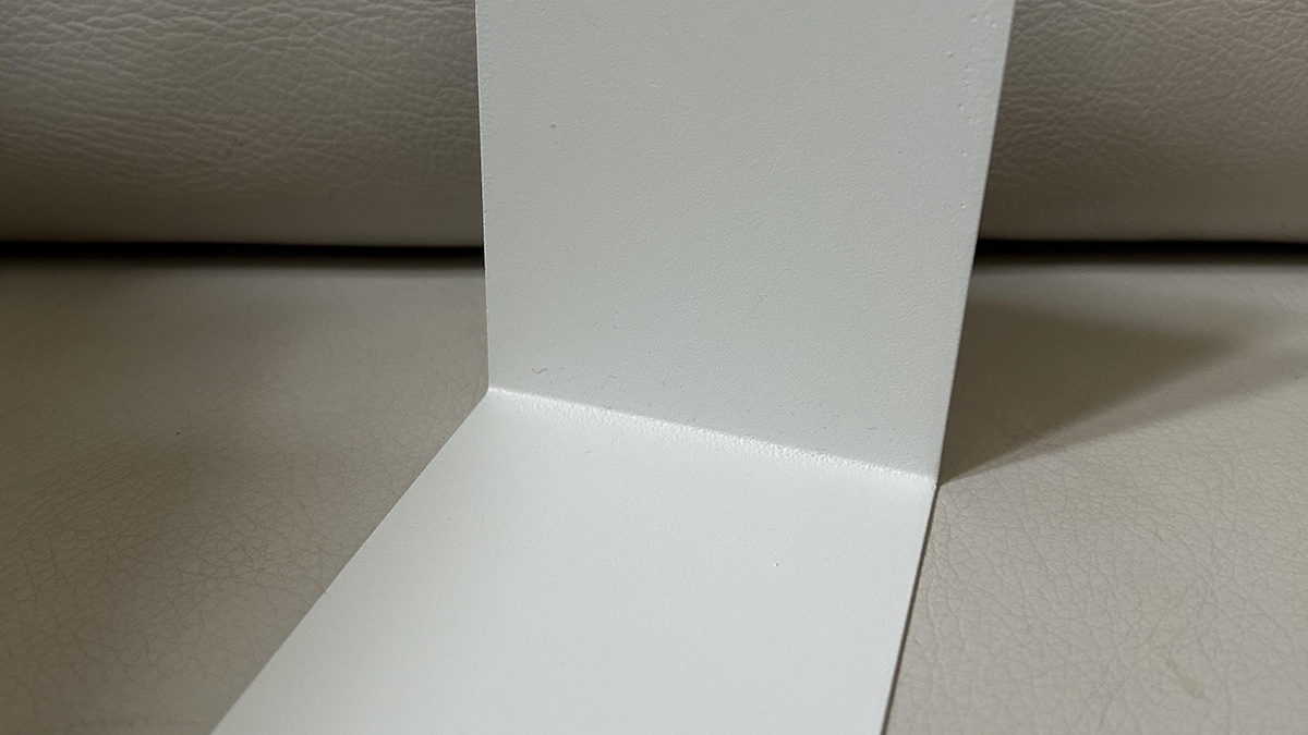【セリア】110円の「ブックエンド」が洗面台で大活躍!磁石がつかない壁面をマグネット収納にする画期的アイデア