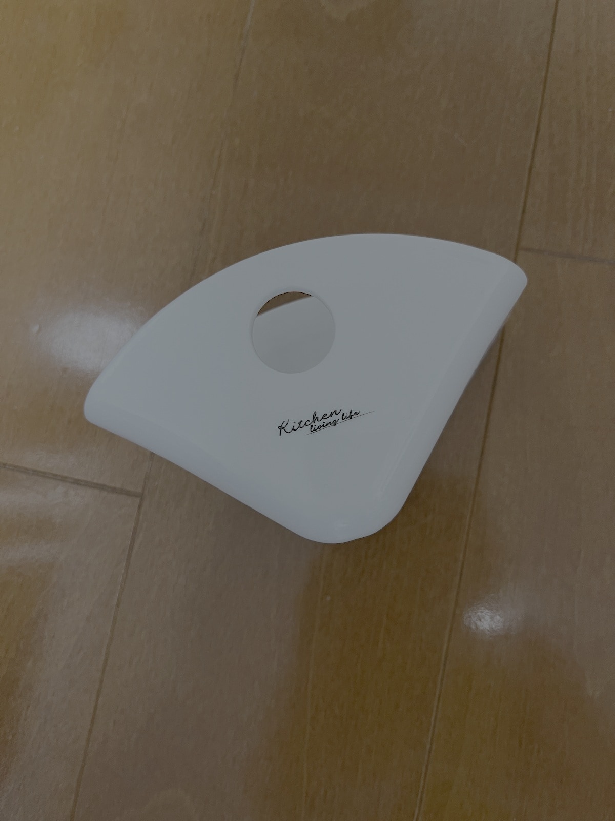 セリアの「マグネットスポンジホルダー」（110円／サイズ：幅114×奥行き51×高さ71mm）