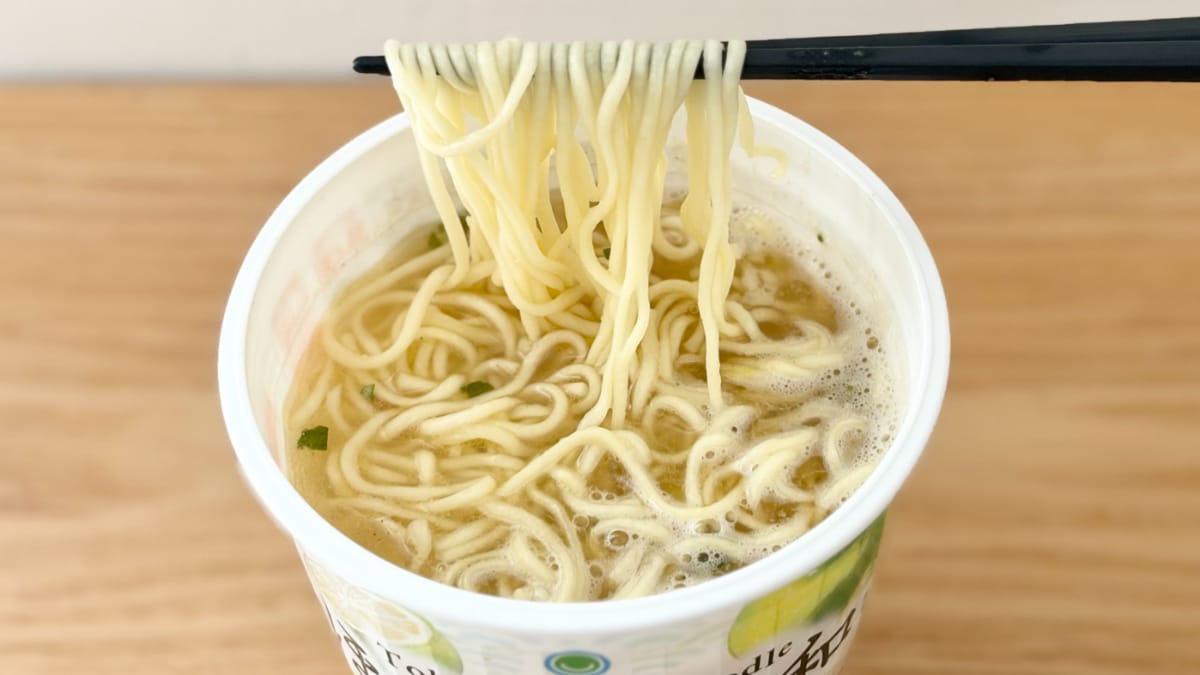 すだち強めのさっぱり味！【ファミマ】夏に食べたくなる監修カップ麺