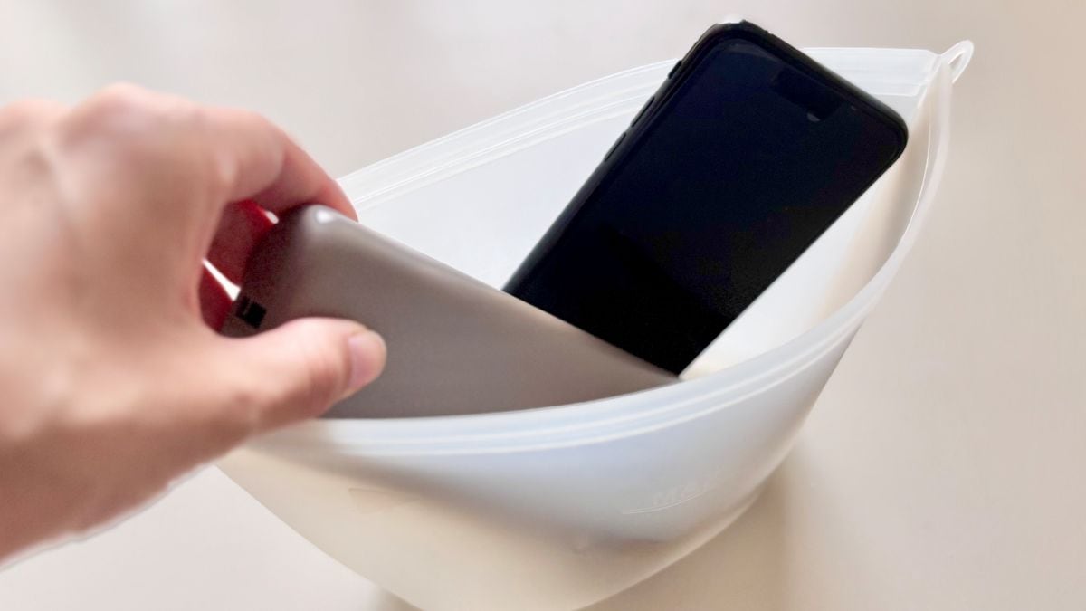 ダイソー「シリコーン保存袋」の意外な使い道!スマホケーブルや電子機器の水濡れ対策に試してみた