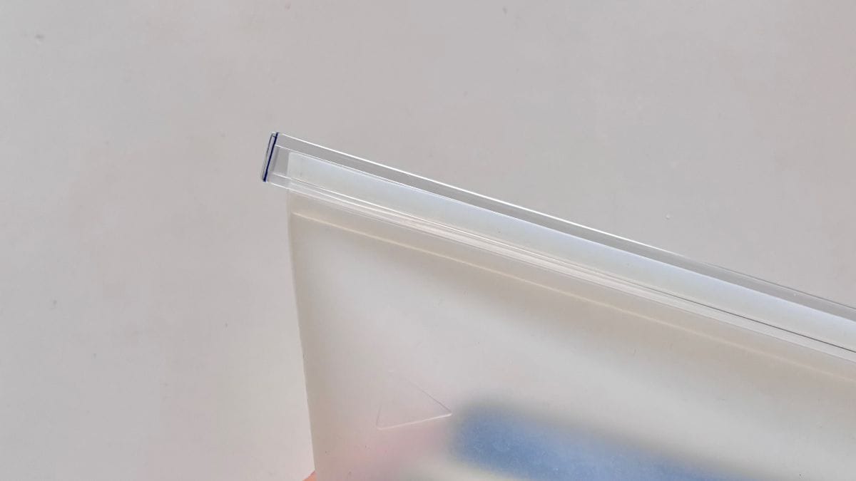 ダイソー「シリコーン保存袋」の意外な使い道!スマホケーブルや電子機器の水濡れ対策に試してみた