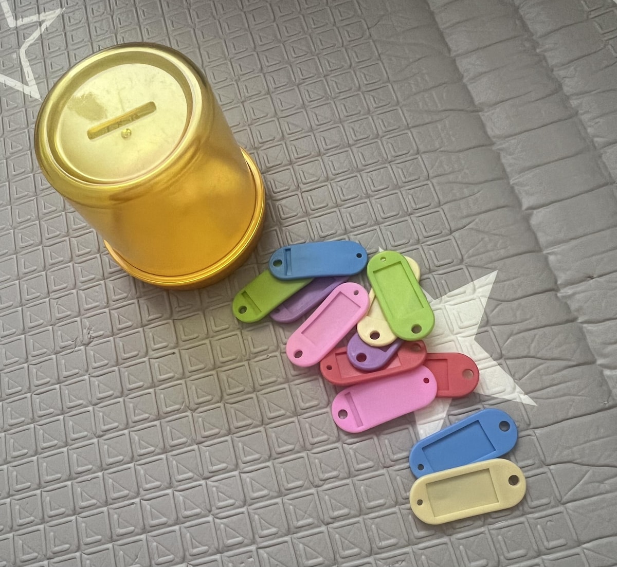 ダイソーの「貯金箱」（330円／サイズ：貯金箱1、ネームタグ2）