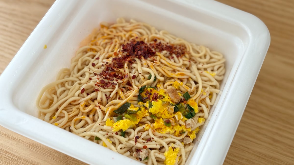 4年ぶりの大復活!【セブン限定】汁なし麺はパンチ抜群でリピ確定の味