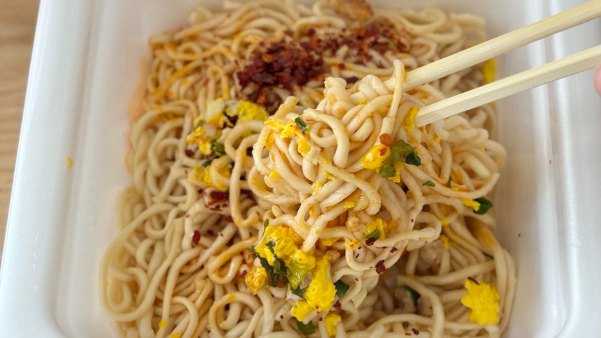 4年ぶりの大復活!【セブン限定】汁なし麺はパンチ抜群でリピ確定の味