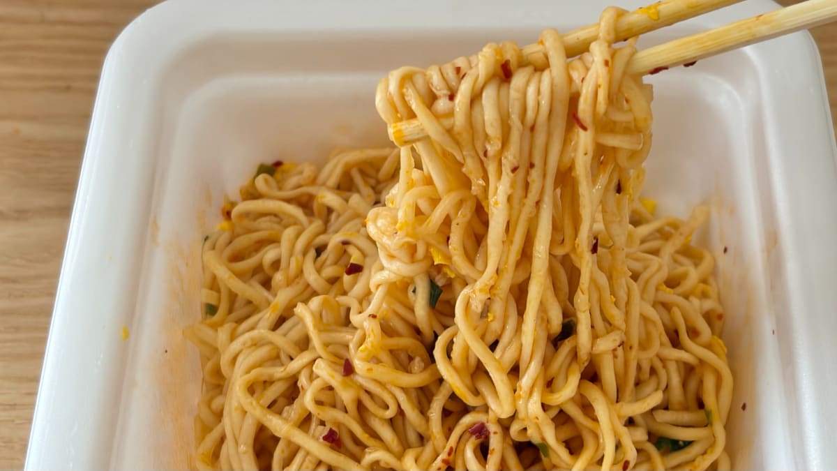 4年ぶりの大復活!【セブン限定】汁なし麺はパンチ抜群でリピ確定の味