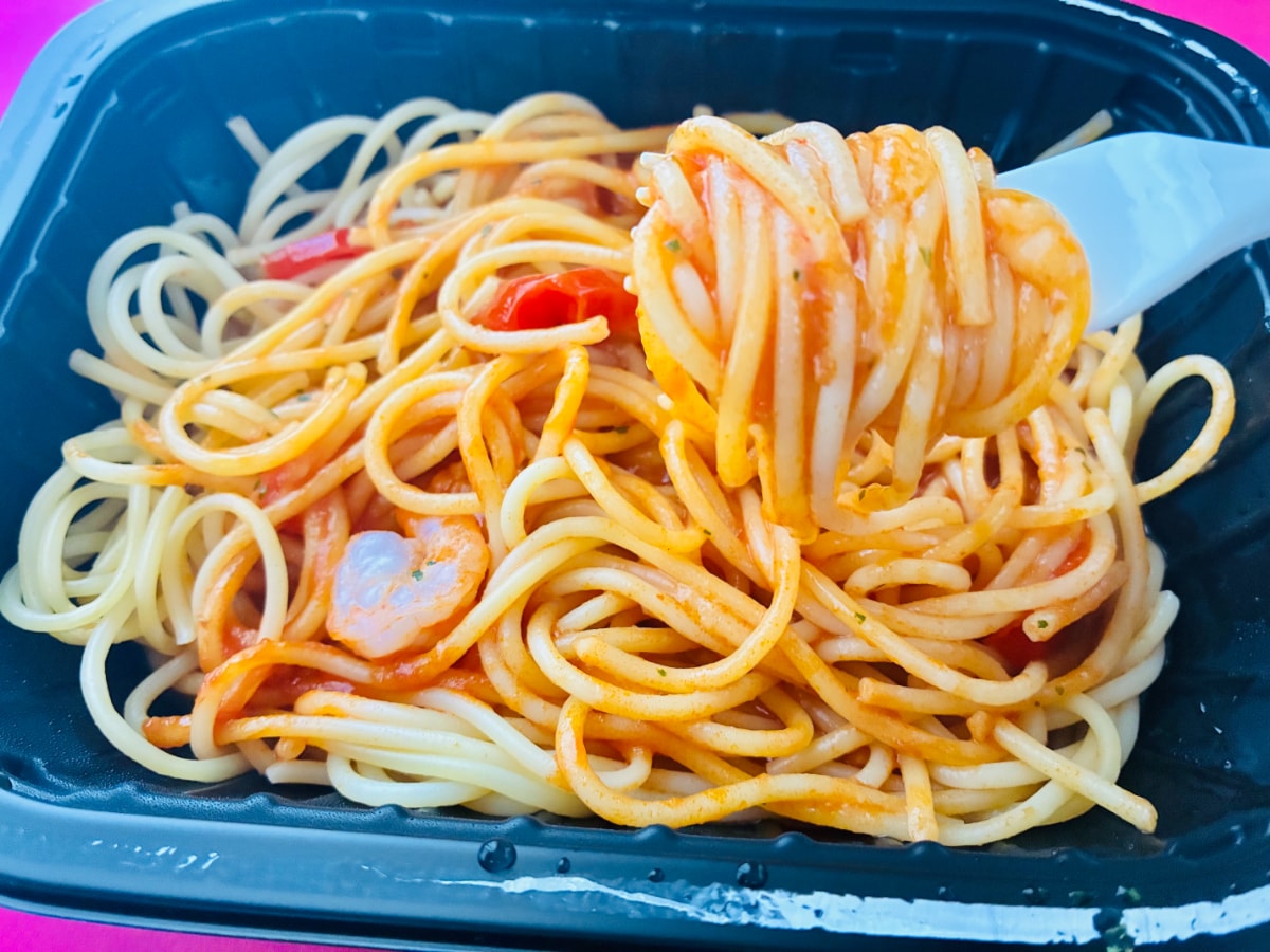 程よい酸味と辛味がGOOD！カルボ要素は……？【セブン】「チリトマトカルボナーラ」