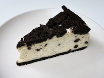 「天才的すぎる」とSNSで絶賛！スタバ「クッキー&クリーム チーズケーキ」を食べてみた