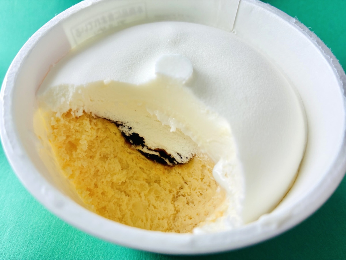 「激ウマ!」「カラメルが苦くていい感じ!」【セブン】ビターカラメルソースの主張が凄い「プリン氷」