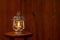日没後はランタンで暮らして電気代を削減……驚きの方法で月3万円を浮かす世帯年収760万・32歳男性が悩むプレッシャー