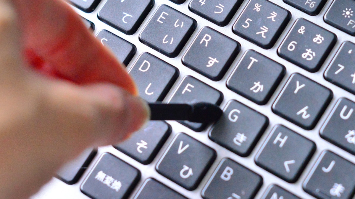 【ダイソー】キーボードの隙間ホコリをごっそり！「アイシャドウチップ」をPC掃除に使う驚きアイデア