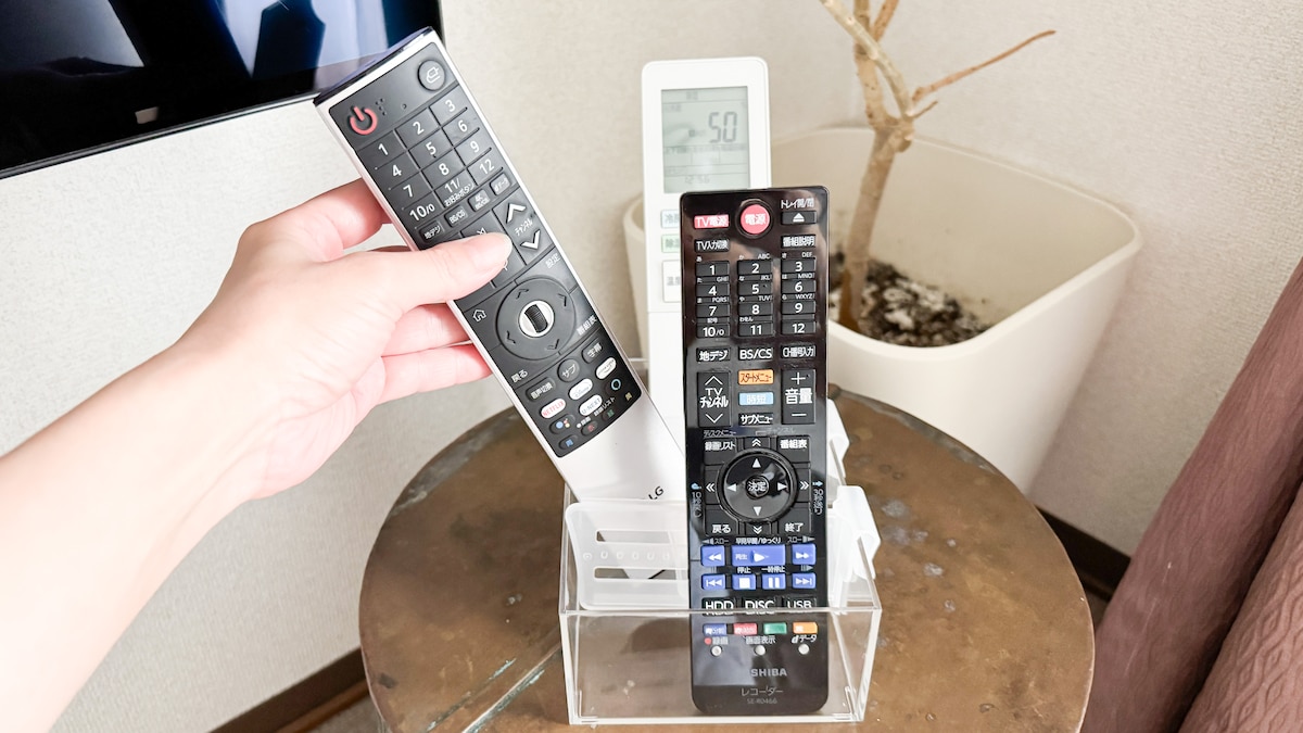 重ねて置くプチストレスを解消！110円の「冷蔵庫ドアポケット用仕切り」で作るリモコンスタンド