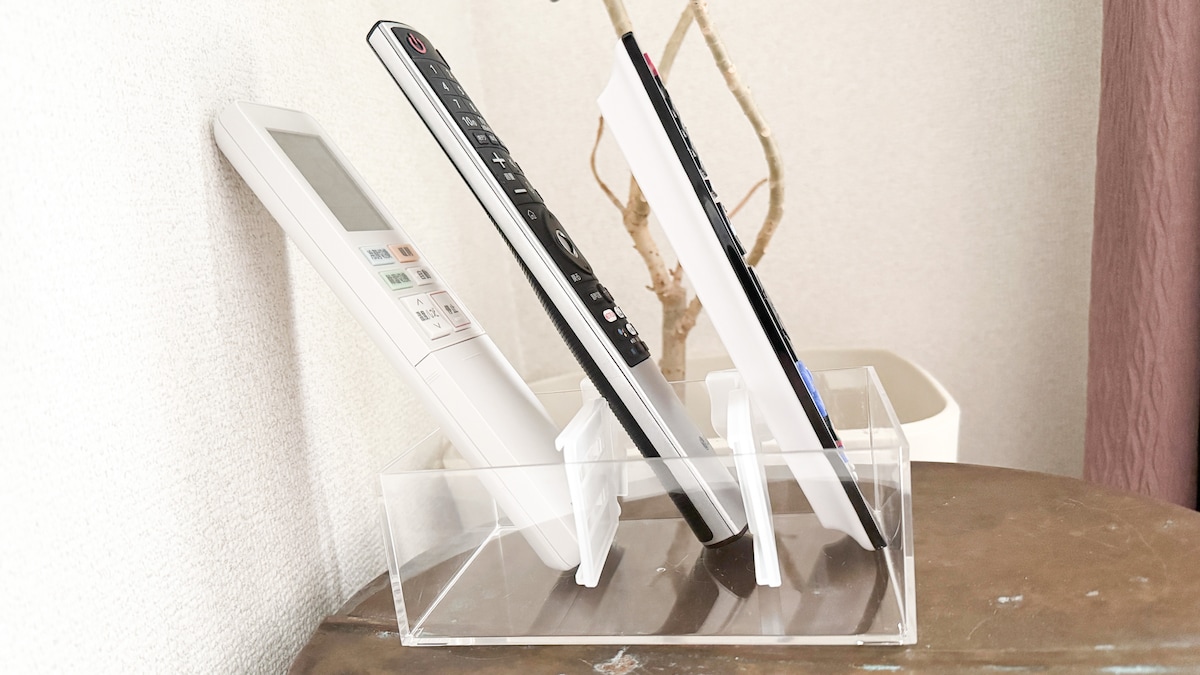 重ねて置くプチストレスを解消！110円の「冷蔵庫ドアポケット用仕切り」で作るリモコンスタンド