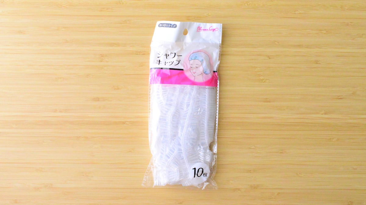 レジ袋よりかさばらない！110円の「シャワーキャップ」をトラベル用シューズケースにする方法 