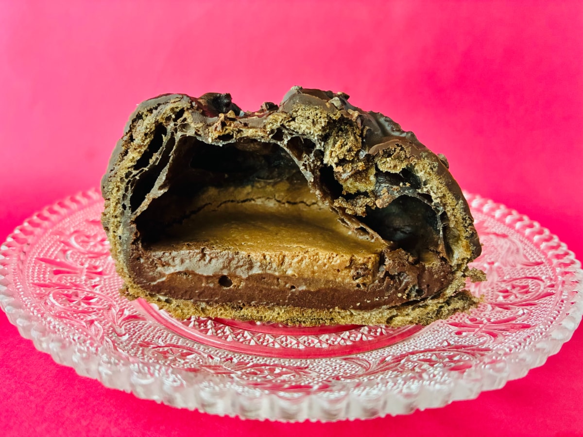 「ザクザク感もよかった!」「濃厚で美味しかった!」【ローソン】カカオ香るショコラクッキーシュー