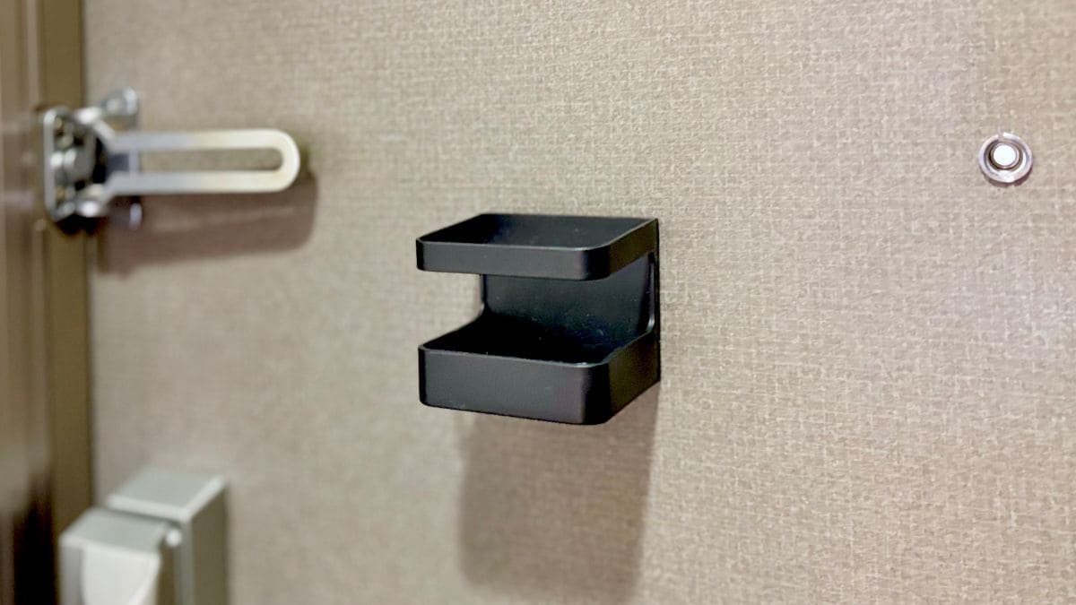 地味に気になっていた虫よけスプレーの置き場所、ダイソー「マグネット傘立て」の意外な使い道を試してみました