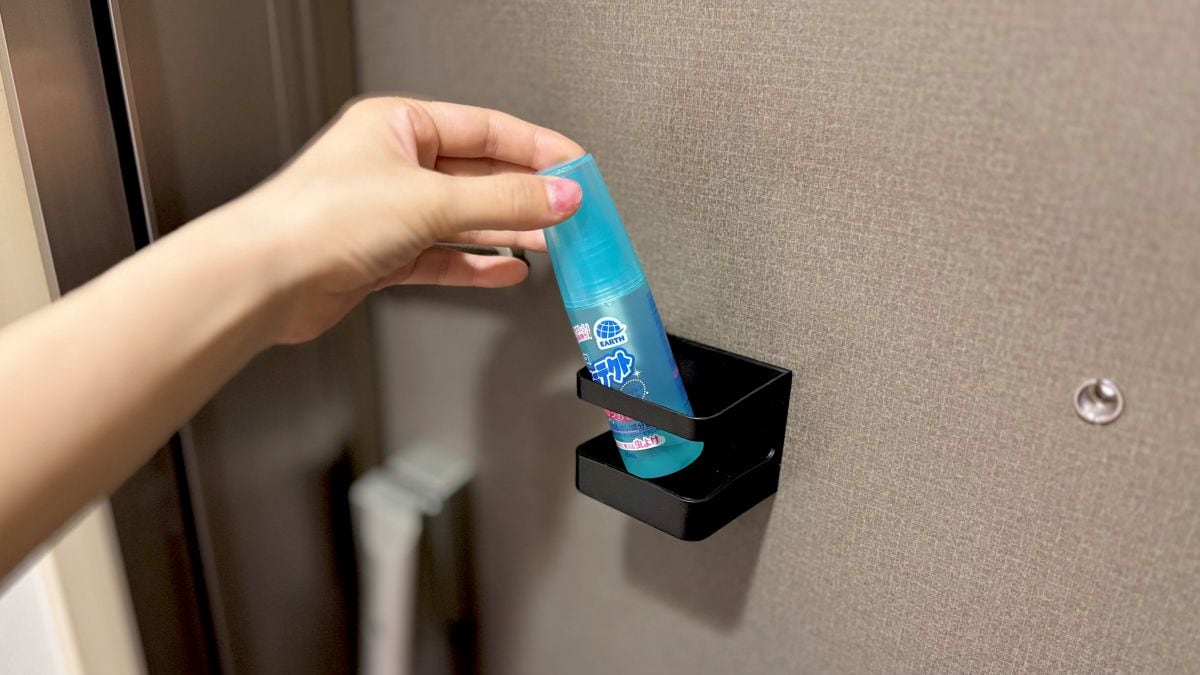 地味に気になっていた虫よけスプレーの置き場所、ダイソー「マグネット傘立て」の意外な使い道を試してみました