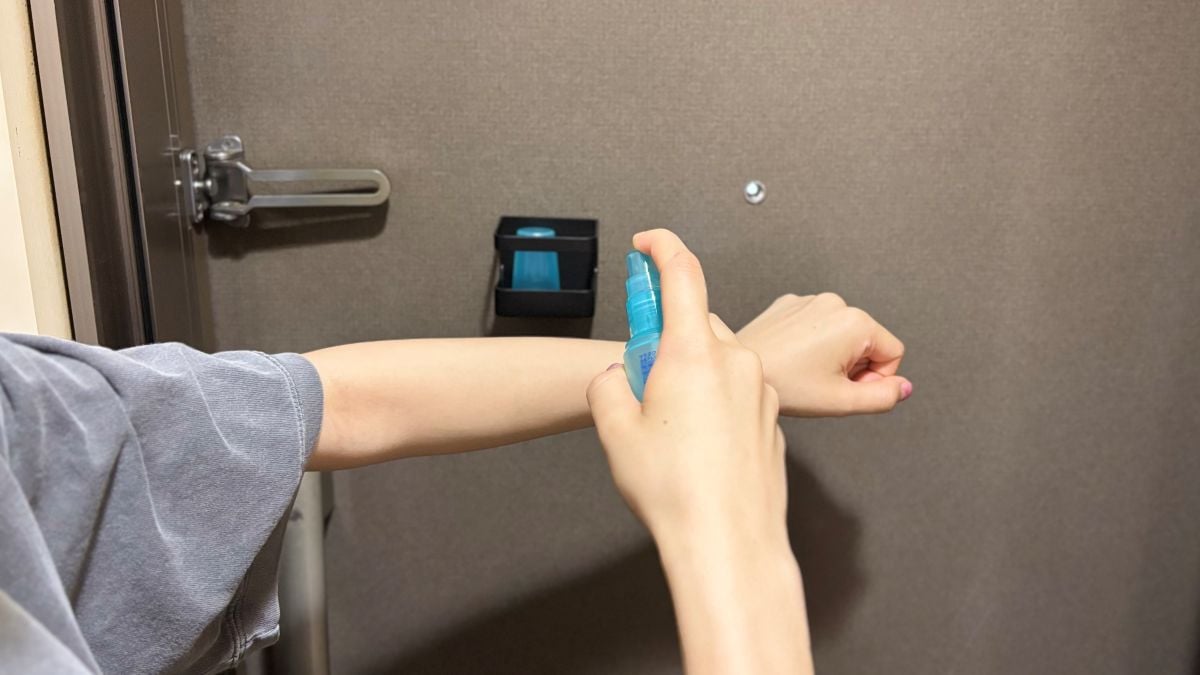 地味に気になっていた虫よけスプレーの置き場所、ダイソー「マグネット傘立て」の意外な使い道を試してみました