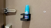 地味に気になっていた虫よけスプレーの置き場所、ダイソー「マグネット傘立て」の意外な使い道を試してみました