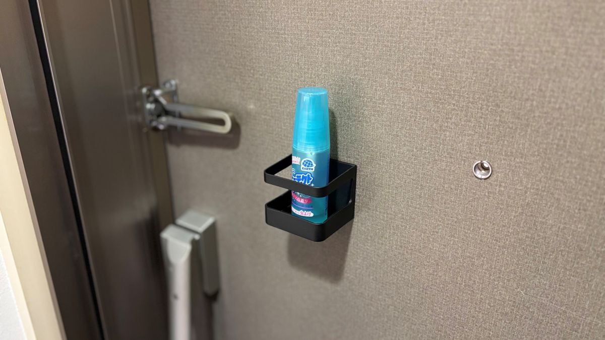 地味に気になっていた虫よけスプレーの置き場所、ダイソー「マグネット傘立て」の意外な使い道を試してみました