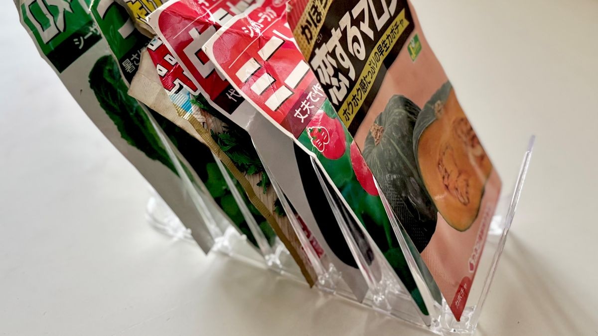 見せる収納で作業もスムーズ!セリアの「ハンカチスタンド」で作るおしゃれな種袋ホルダー