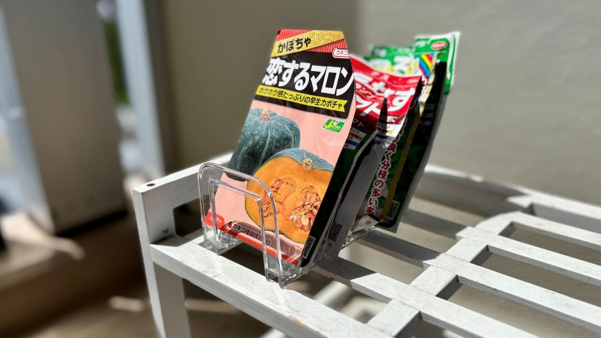 見せる収納で作業もスムーズ!セリアの「ハンカチスタンド」で作るおしゃれな種袋ホルダー