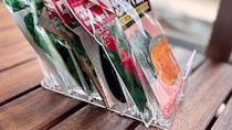  見せる収納で作業もスムーズ！セリアの「ハンカチスタンド」で作るおしゃれな種袋ホルダー