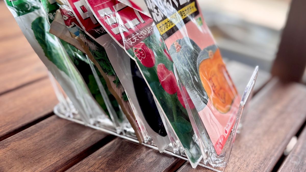 見せる収納で作業もスムーズ!セリアの「ハンカチスタンド」で作るおしゃれな種袋ホルダー