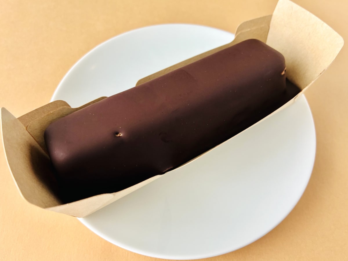 「癒される!」「食感の変化がよき!」【ローソン】ご褒美スティックケーキ パリっとふわとろショコラ