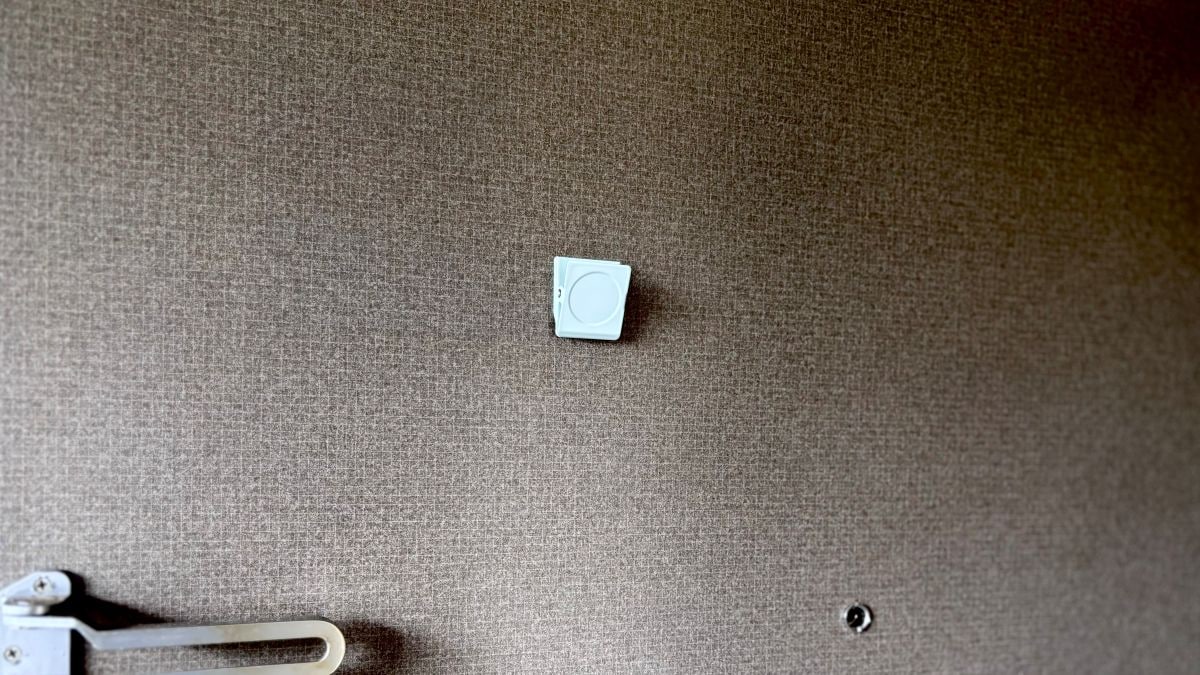 【100均】「マグネットクリップ」の意外な使い道!お出かけ前の「マスクどこ?」を解決するスマートな方法