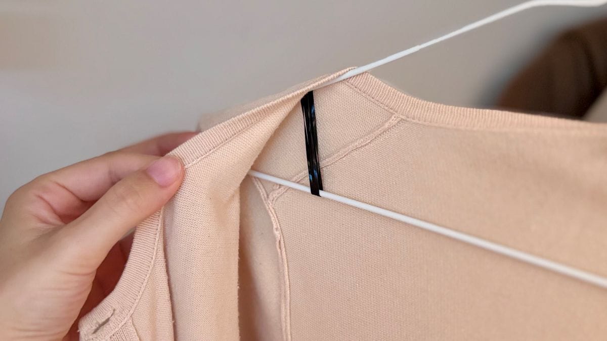 【100均】クローゼットのイライラ解消！「ヘアゴム」をハンガーに巻くだけで服のずり落ちを防ぐ裏ワザ