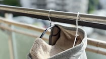 【セリア】もう生乾き臭に悩まない！「子ども用ハンガー」でパーカーのフードを劇的に早く乾かす裏ワザ