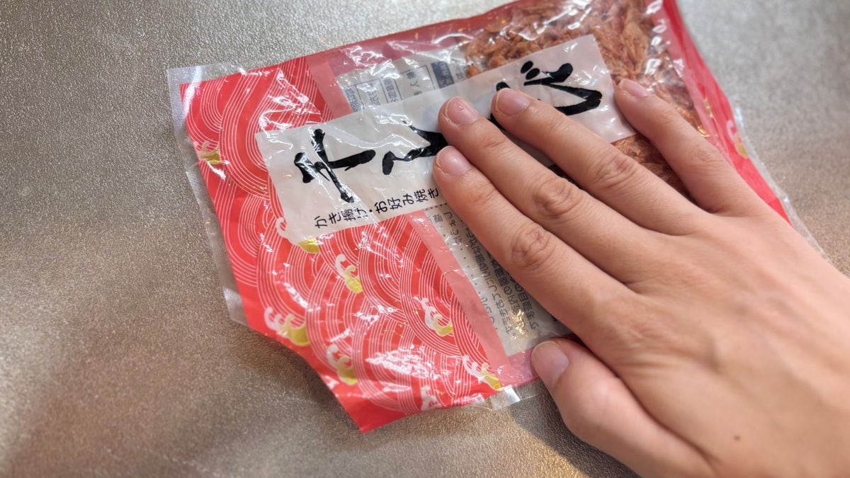 もう賞味期限切れに悩まない!100均「カーテンクリップ」で開封済みの食品袋を見やすく吊るす裏ワザ