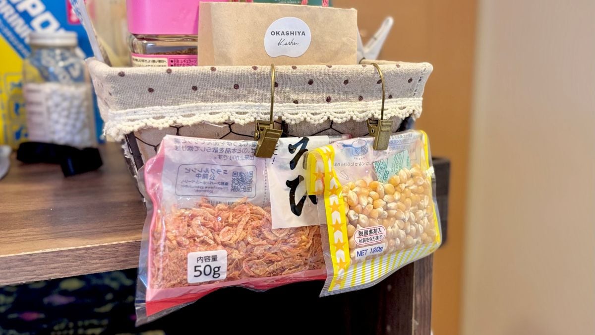もう賞味期限切れに悩まない!100均「カーテンクリップ」で開封済みの食品袋を見やすく吊るす裏ワザ