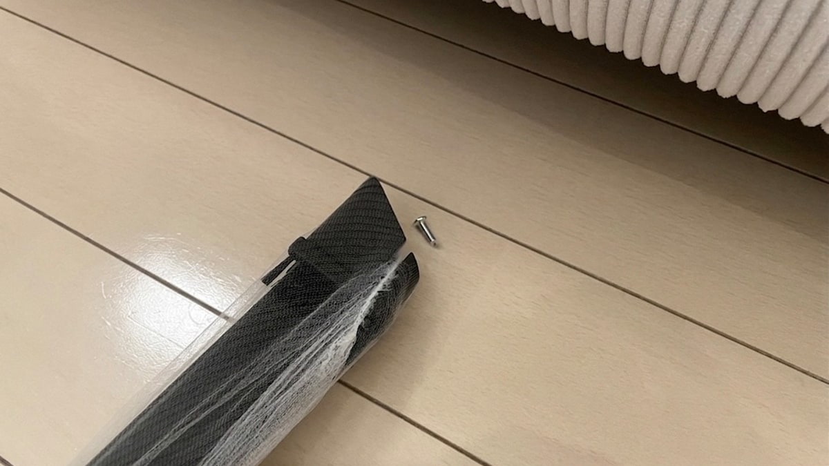 【ダイソー】110円の「水切りネット（ストッキングタイプ）」が活躍！家具の隙間に落ちた小物をサッと回収する裏ワザ