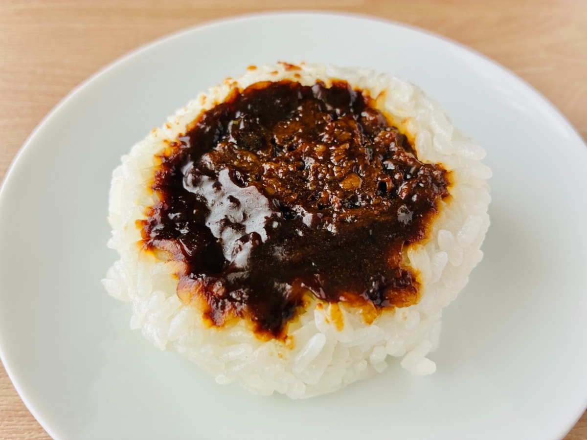 「なかなか本格的な味わい！」「温めると完全体になる！」【セブン】「ディープリッチブラックカレーおむすび」
