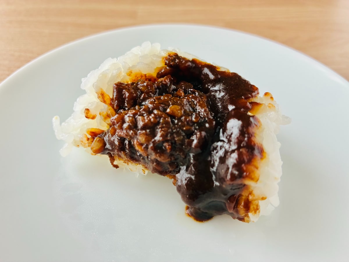 「なかなか本格的な味わい！」「温めると完全体になる！」【セブン】「ディープリッチブラックカレーおむすび」